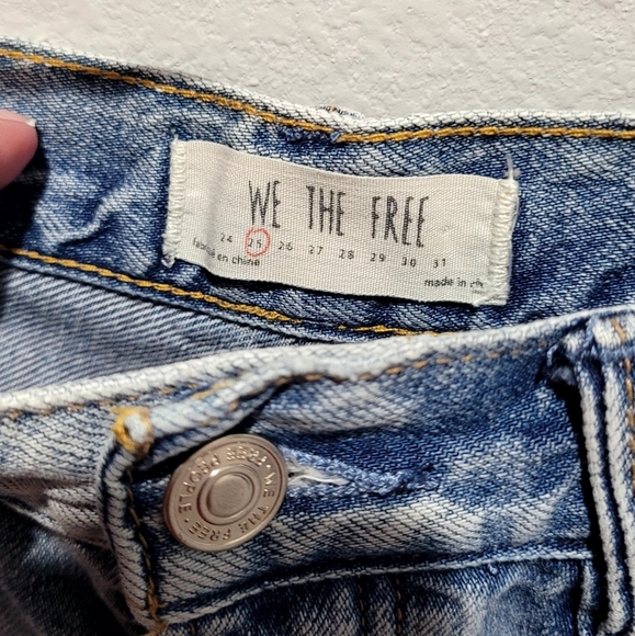 Free People We The Free Embroidered Distressed Printed Jean Shorts Size 25 - Picture 4 of 9
